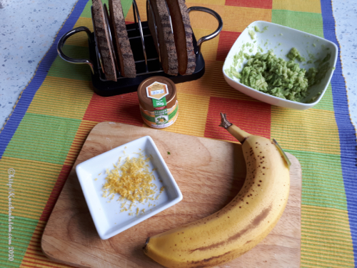 Avocado Tartine mit Banane und Zitrone
