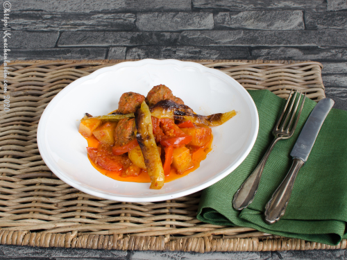 Frikadellen mit Tomaten - Salçali Köfte - kuechenlatein.com