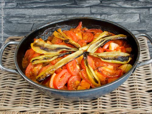 Frikadellen mit Tomaten - Salçali Köfte - kuechenlatein.com