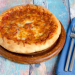 Pfannen-Pizza mit Tomaten, Chorizo und Mozzarella