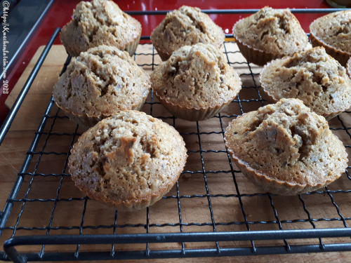 Grain and Seed Muffins - Muffins mit Saaten und Haferflocken auf Kuchengitter
