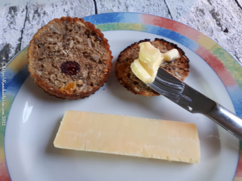Grain and Seed Muffins - Muffins mit Saaten und Haferflocken getoastet mit Butter und Käse
