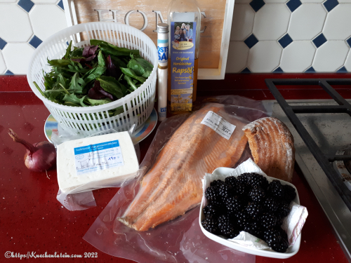 Zutaten aus Schleswig-Holstein Salat mit heißgeräucherter Lachsforelle und Brombeeren