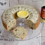 Eierlikörkuchen mit Haselnüssen und Schokosplittern