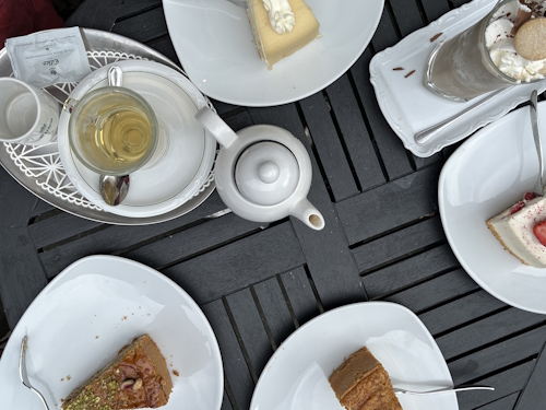 Tisch mit Torten Café Pursche