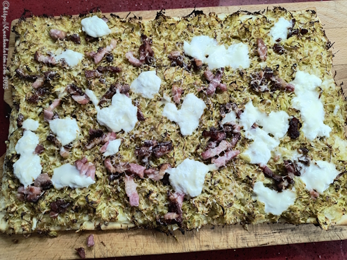 Rosenkohlpizza mit Bacon und Burrata 