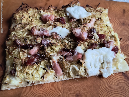 Rosenkohlpizza mit Bacon und Burrata