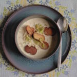 Bergkäsesuppe mit Mett und Laugen-Croûtons