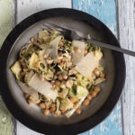 Salat aus zerkleinertem Rosenkohl, Äpfeln und Kichererbsen mit Ahorn-Dijon-Dressing