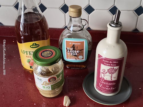 Zutaten Dressing Salat aus zerkleinertem Rosenkohl, Äpfeln und Kichererbsen mit Ahorn-Dijon-Dressing