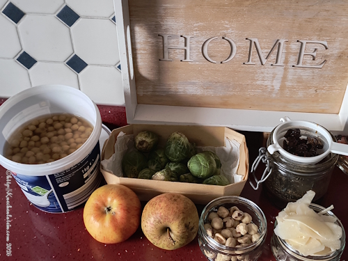 Zutaten Salat aus zerkleinertem Rosenkohl, Äpfeln und Kichererbsen mit Ahorn-Dijon-Dressing