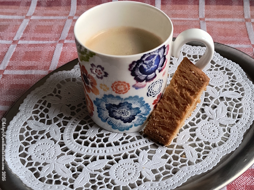 Karamellkekse – Kolakakor angelehnt an eine Tasse Kaffee auf Serviertablett