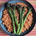 Kichererbsen alla Wodka mit gegrilltem Brokkolini