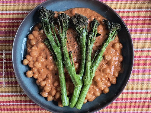 Kichererbsen alla Wodka mit gegrilltem Brokkolini auf einem Teller angerichtet