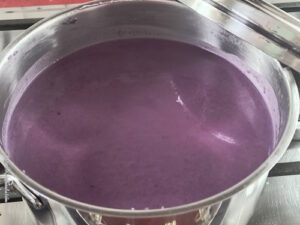 Topf mit Rotkohlsuppe für Rotkohlsuppe mit Grießklößen