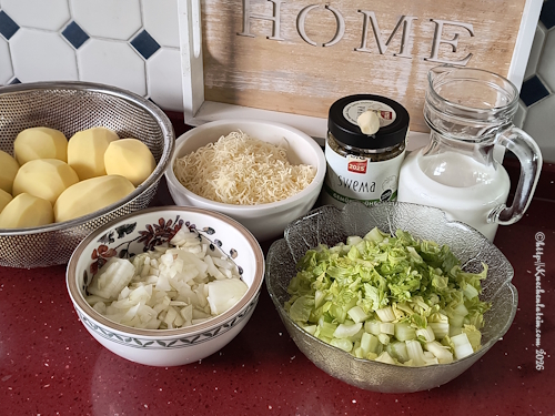Gefäße mit Kartoffeln, geriebenem Käse, Zwiebeln, Sellerie Gemüsebrühe und Milch als Zutaten für die Käse-Kartoffelsuppe
