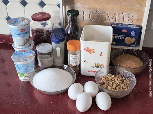 Die einzelnen Zutaten für den Kaffeekuchen mit Kirschen - Cherry Coffee Cake auf einer Arbeitsfläche angeordnet