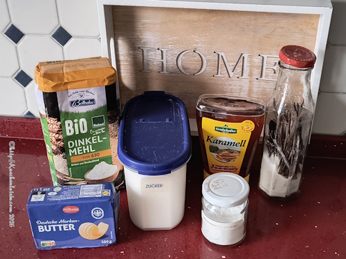 Einzelzutaten für Zutaten Karamellkekse – Kolakakor Mehl, Zucker Butter Backpulver Vanillezucker Karamellsirup