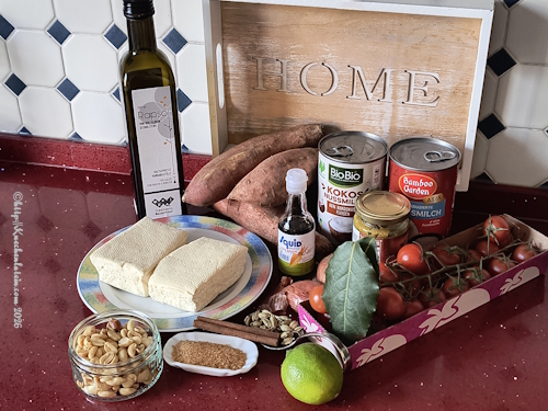 Einzelzutaten auf einer Arbeitsfläche für Massaman-Curry mit Süßkartoffel