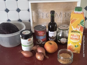 Suppenzutaten auf Arbeitsfläche Rotkohlsuppe mit Grießklößen