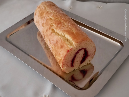 Biskuitrolle - Rulltårta auf Edelstahlblech