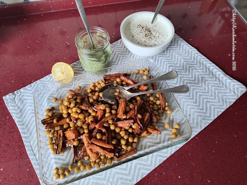 Honig-Harissa-Karotten mit Kichererbsen auf Feta-Joghurtcreme