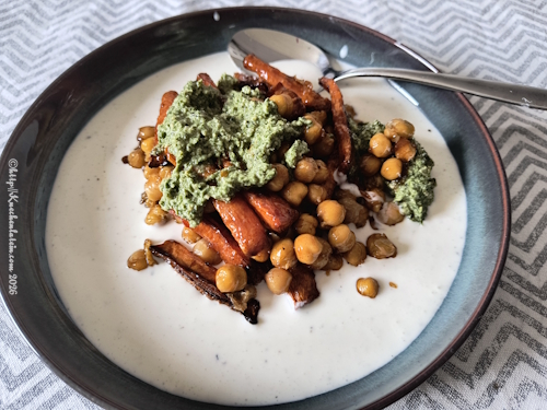 Teller mit Honig-Harissa-Karotten mit Kichererbsen auf Feta-Joghurtcreme