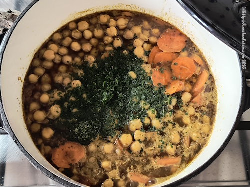 Kochtopf mit Karotten- und Kichererbsen-Tajine und Koriander bestreut