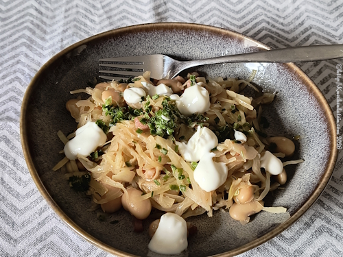 Kraut-Ponzker, geschmortes Weißkraut mit Skyr und Schnittlauch auf einem Teller