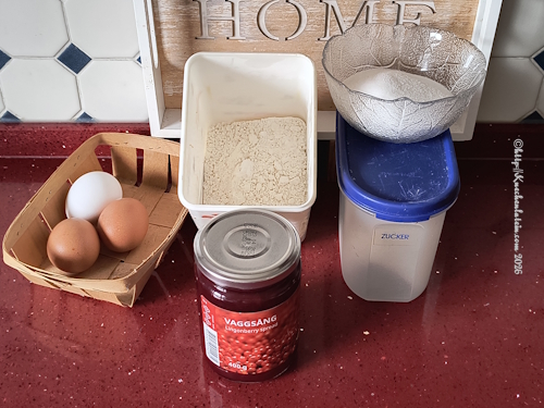 Einzelzutaten Biskuitrolle - Rulltårta auf Arbeitsfläche