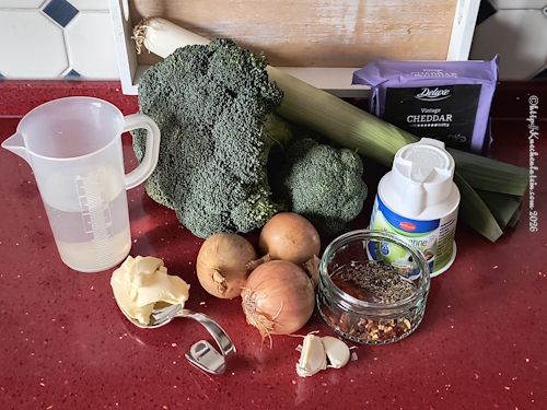 Einzeltzutaten für Brokkoli-Cheddar-Suppe auf Arbeitsfläche angerichtet