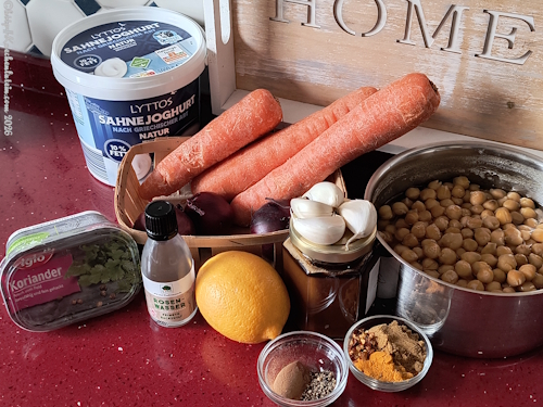 Einzelzutaten für die Karotten- und Kichererbsen-Tajine