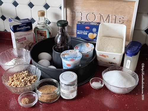 Einzelzutaten für den Sauerrahm Kaffeekuchen auf einer Arbeitsfläche angerichtet